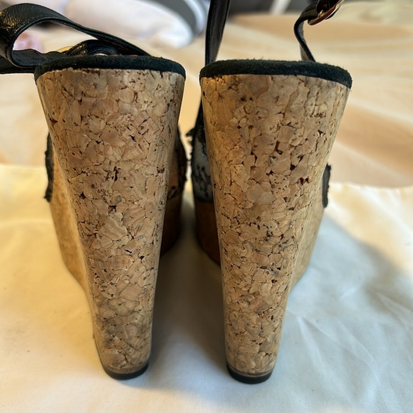 CH Carolina Herrera Black Floral Lace Cork Wedge Sandals with Pearl Accents EU40 - Picture 7 of 12